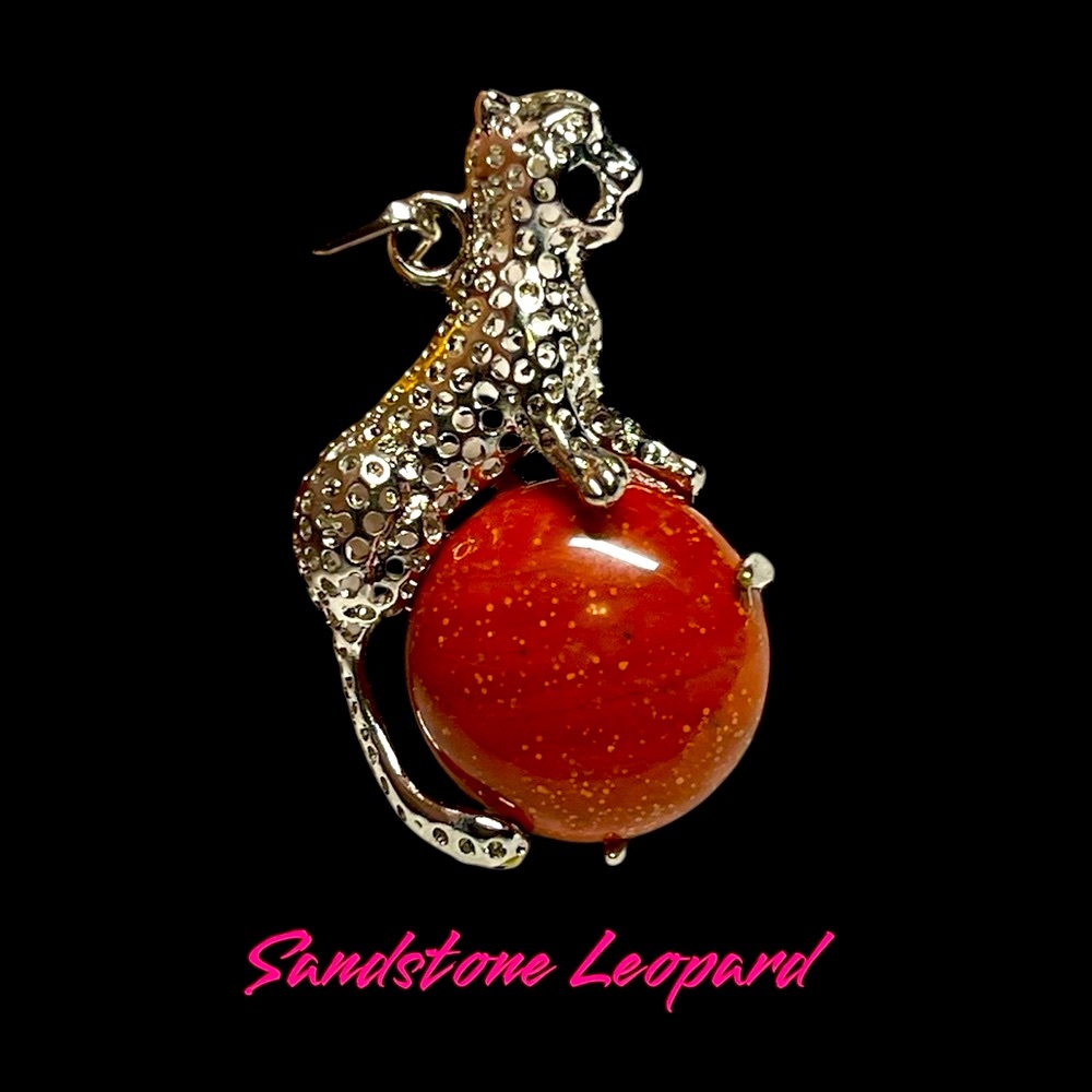 Unisex Silver leopard sitting on a sandstone pendant-NEW